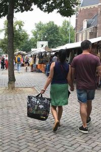 b. Samen boodschappen doen op de Noordermarkt.