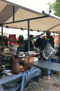 d. Mondkapjes en afstand houden